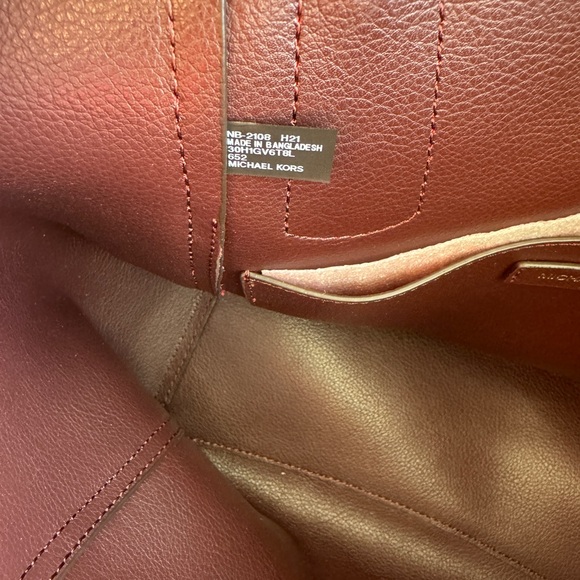 MICHAEL KORS VOYAGER EAST WEST MK SIGNATURE TOTE SHOULDER BAG - Picture 12 of 17